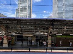 東京駅ですね。
結局のところ、東京から新幹線に乗ることに。
空は晴れてすでに暑くなってきました。