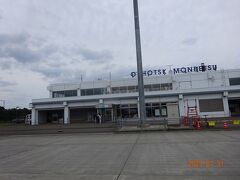 羽田からオホーツク紋別空港に到着。
小さな空港で、飛行機のタラップを降りてから、空港の建物の中に入ります。
