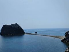 堂ヶ島にやってきました。干潮になると道が現れて三四郎島まで歩けます。（トンボロ現象といいます）