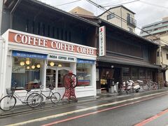 最後に京都らしいカフェにということで、「イノダコーヒ本店」にやって来ました。
周囲の町屋の雰囲気に溶け込んだ佇まい。