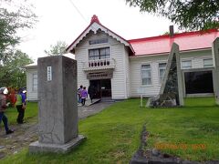 今日の利尻Ｂコースの最後の下車観光は、利尻島郷土資料館です。昔、ニシン漁で裕福だった頃に建てられた鬼脇村役場の建物を利用している資料館です。