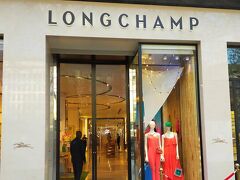 《Longchamp》

今回、マダムの中で気になる存在になっているロンシャン
例のロンシャンバッグがお目当てのようだが、サイズと色でものすごい種類がある。
店内にいる客もお目当ては同じのようで、そこだけが人だかりになっている。

まだ初日なのでとりあえずは様子見