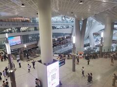 こちらが新しくできた高速鉄路(High Speed Rail)の西九龍駅です。今回は素通りです。