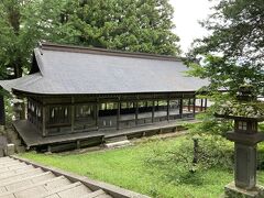 ４＜十間廊＞
　石段の左にあるのは「十間廊」。ここは上社の祭祀が行われる場所ですが、その中でも75頭の鹿の頭を供える「御頭祭」は独特の神事として有名です。