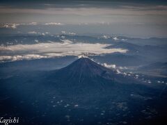 今回は富士山が見える方に座席指定したので、富士山を撮影