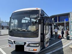 この前編は『2023年7月夏の週末二泊一人湯治旅～岩手県花巻温泉郷④：鉛温泉藤三旅館さんの湯治部に泊まる～』です。
https://4travel.jp/travelogue/11841720

旅の3日目の7月2日（日）は、宿泊先最寄りの鉛温泉バス停から朝9時47分発の『花巻南温泉峡』加盟旅館組合が運行する無料のシャトルバスに乗車して、予定より20分程早く10時10分頃にJR花巻駅前に到着しました。

花巻市街に入り駅に近づいてきた頃にバスの運転手さんが『この近くに私立花巻東高校がありまして…』とアナウンス。

アメリカ・メジャーリーグで大活躍中のロサンゼルス・エンゼルス所属の大谷翔平選手と彼の先輩のトロント・ブルージェイズ所属の菊池雄星選手の母校ですが、今年2023年夏の高校野球でも岩手県代表として出場していましたね。

惜しくも準々決勝で仙台育英と対戦して敗退しましたが…

運転手さんは高校のグランドに大谷選手と菊池選手の手形のモニュメントがあることや、高校の周辺は野球部の練習のランニングコースで、近くの中華料理店は野球部員がよく昼食を食べに来ることなどを説明されていました。

いまや日本の野球界を代表する大谷選手や菊池選手も、高校在学中は普通の高校球児だったのでしょうね…