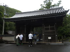 『第10番札所 切幡寺』
すぐに山門到着です。
雨はほぼ止んでる感じです。
