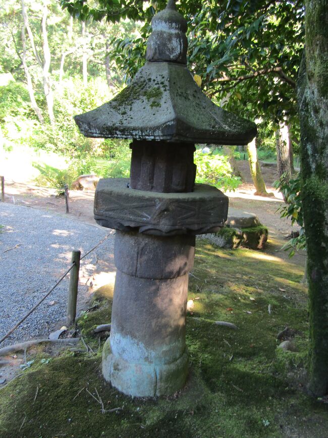 天然の石灯籠 西之屋形燈籠 | 茨城県桜川市で石燈籠、墓石、石仏・石造物、手水鉢の
