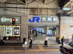 JR「大阪」駅の写真。

羽田空港からJALファーストクラスで伊丹空港に到着後は、
空港リムジンバスを利用し、「大阪駅前（梅田駅）」のバス停で
下車しました。

朝から空港のファーストクラスのラウンジやファーストクラスの機内で
シャンパンや森伊蔵などを飲みまくっているので、
軽く酔っ払い状態です(∩´∀｀)∩

ここまでのブログはこちら↓

<JALファーストクラスで行く大阪★JAL『ダイヤモンド・
プレミアラウンジ』「HERMÈS（エルメス）」三昧♪
フランス料理店【プリュイ デテ】【STONE Cafe】カフェレストラン
【ミュゼカラト】『大阪中之島美術館』『ザ・リッツ・カールトン大阪』
『W大阪』『コンラッド大阪』『ハービスOSAKA』『阪神梅田本店』
『阪急うめだ本店』>

https://4travel.jp/travelogue/11836361

<日本航空のファーストクラスで行く大阪 ① 羽田空港国内線第1T
JALのファーストクラスラウンジ『ダイヤモンド・プレミアラウンジ』
（北ウイング）＆（南ウイング）JAL『サクララウンジ』（北ウイング）
＆（南ウイング）のフード＆アルコールなどのドリンク>

https://4travel.jp/travelogue/11839612

<JALファーストクラスで行く大阪 ② 日本航空JAL107便
（エアバスA350-900）搭乗記★ファーストクラスの機内で森伊蔵＆
シャンパン＆ワインにフレンチトーストなどをいただきます♪>

https://4travel.jp/travelogue/11840224