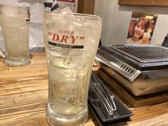 一旦ホテルで風呂で汗を流して、前日秘密のケンミンショーでやってた味噌ホルモンを食べに近所の栄ホルモンへ。