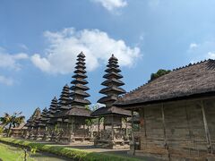 タマン・アユンは中に入っては見れず、外周をグルっと回って見て回ります。
順路にはちょっとした資料館もあります(今回は長男が煩かったため、よく見れず)。