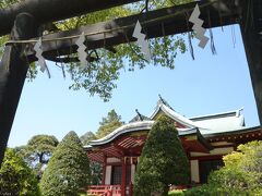 勝智院から北東に、新大橋通りを渡ったところに東大島神社があります。きれいに刈り込まれた木々が印象的な神社でした。戦災により焼失した鎮守社5社が戦後に合祀されたそうです。江戸時代中期には小名木川水運によりこの辺りの村々が栄えていてお祭りや行事で賑わっていたそうです。五社から引き継いだ力石、庚申塔、石塔などを境内で見ることができます。