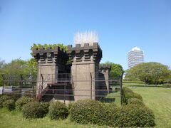 都営地下鉄新宿線の東大島駅をはさみ荒川と旧中川沿いにひろがる広い公園です。駅の北側にはアスレチックやバーベキューのできる自由の広場と、テニスコートやサッカー場のあるスポーツ広場がありますが、私たちは南側のわんさか広場と、旧中川と荒川に挟まれた眺めの良い風の広場のある公園へ行きました。風の広場には、旧小松川閘門が残されています。荒川と中川の両放水路開削により水位差の調節を図るため 昭和５年に完成した施設で、現在はこちらで保存されています。