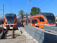 「タリン駅」のホーム。屋根なしの駅。