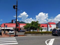 11:00飯田駅到着。赤い屋根がかわいい駅舎です。飯田駅は開業100周年を迎えるとのことで8月8日からは記念切手も発売だったみたいです。惜しい、ギリギリのタイミングで買えなかった。せっかくの平日旅だったので風景印にも挑戦しようとしましたが断念しました。

空が澄んでいるからなのかな、東京のぼんやりした雲よりもくっきり見えるような気がします。彩度が1段上がったような鮮やかさ。