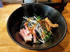 夜は焼肉屋で焼き肉は食べず油そばを食べました。麺が真っ黒だよ。

食べたあとホテルまでの行きかたを検索し、歩行距離が長いけど早くつく列車を選択。