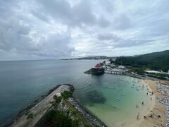 6回目のルネッサンスリゾートオキナワ ！少し曇っているけど、ビーチで遊んでいる人がちらほら。