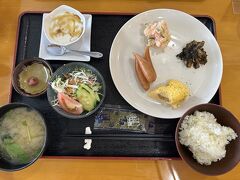 ホテルの朝食です。
わりと控えめな量かなとは思いますが、ごはんのおかわりはできます。