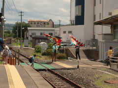 久慈駅の駅員さんが大漁旗でお出迎え。