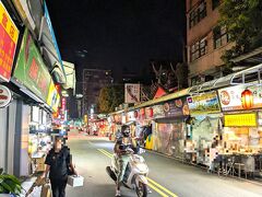 台北に戻って来ました。
息子の行きたいお店に行くに遼寧街夜市に立ち寄りました。

基隆夜市に比べると静かでローカルな夜市です。
