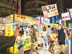 ホテルに帰る前に近くの寧夏夜市をお散歩。
今日は夜市3つめです。
こちらはかなり賑わっていて日本人観光客も結構いました。

私はお腹いっぱいで何も食べる気しなかったのですが、息子は牡蠣オムレツを食べてました。
男子高校生の食欲凄い( ˊᵕˋ ;)
