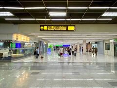 【バンコク→チェンマイへ】

ドンムアン空港のインターナショナルターミナル（まだ、一部の国際線はここから発着しているのね...）に着くので、そこからトコトコ歩いて行けば、国内線ターミナル...実質５分ぐらい建物の中を歩くだけ。


写真：国際線ターミナルから国内線ターミナルに入る境目...