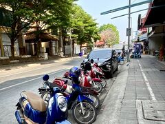 【バイクで散策...すぐに疲れるんで休息ばかり...】

あゝ、でもちょっと走ると、久々の緊張感と暑さで...すぐバテてしまう...あゝ、だめだぁぁ...歳だぁぁ...