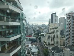 ３日目の朝。
夕べは夜遅くに豪雨襲来雷鳴轟き、ホテルの窓が振動するほどでしたが、明け方には止んだようでした。