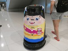 スワンナプーム空港到着。
ロボット警備員とおぼしきマトリョーシカが、うろうろしていました。
君が一番怪しいぞ。