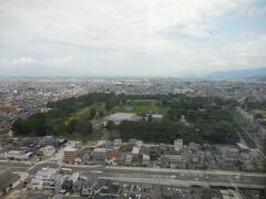 　山形駅の西口にある霞城セントラル24階の展望ロビーです。眼下に霞城公園が。
　「どちらから来られたんですか？」
　地元の方に声をかけられました。
　「北海道からです。」
　「あらっ、北海道から！山形、暑いでしょう。」
　こんな会話を。展望台から見えたドラッグストアのツルハが、旭川の発祥であることを話すと、驚いていました。ツルハは、山形にも結構進出しているとのことです。