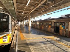 新豊橋駅へ到着。向かいには愛知県の天然記念物、１８０２号車のはまぼうが出発信号待ち。
