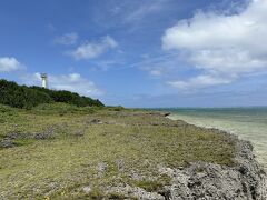 ここの海岸には、黒島灯台があります。
とっても小さいけど、青空に映える真っ白な灯台で、かわいいです。