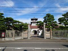 白山神社を後にしバスで新潟市歴史博物館みなとぴあに来ました。
門の向こうに見えるのは旧新潟税関庁舎です。