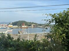 この日の宿は島宿御縁。港から車で5分ほど。
船が着く時間に合わせて、宿の方が迎えに来てくれました。
少し高台にあり、写真は宿からの眺めです。