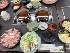 昼食は「信州米豚つゆしゃぶ」でした。

前日の夕食に満足していなかったツアーメンバーの皆さんは、「ここの方が美味しいわ。」と満足して食べていました。お出汁が美味しくてお肉の量もたっぷり。〆のおうどんまでしっかり頂きました。

この後、私にとっては一番楽しみにしていた「バラクライングリッシュガーデン」に向かいます(*^^)v