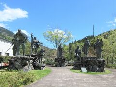 【14日目】4月8日（土）その2
43番札所 明石寺（愛媛県西予市）から約1時間で着きました。
　
12:08　維新の群像(維新の門)（高知県高岡郡梼原町）快晴・13℃・標高が高いので寒い！
梼原町にゆかりのある六志士に、坂本龍馬、沢村惣之丞を併せた八人の銅像が立っています。