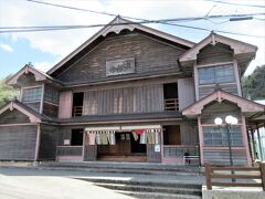 ゆすはら座
1948年（昭和23年）に建てられた和洋折衷の木造芝居小屋で、1995年（平成7年）に修復、移転されて現在も使われています。

※『雲の上の隈研吾建築群』誕生のいきさつ
新国立競技場の設計者として脚光を浴びた隈研吾氏の建築スタイルは雲の上の町、梼原で生まれたそうです。
ゆすはら座の保存活動で、30年前に隈氏が梼原を訪れた際に、ゆすはら座の木造建築や、自然と折り合いをつけた暮らしに感銘を受けて、今の建築スタイルにつながっているそうです。そんな縁で梼原の町全体が隈研吾氏の小さなミュージアムになったそうです。