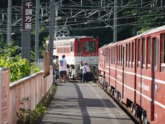 長島ダム駅で機関車を連結です。上りだけではなく下りも必要なのですね。