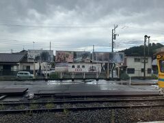 次の停車駅・新鹿沼駅に停車。

新鹿沼駅のある鹿沼市は、栃木県内の中でもいちごの産地。鹿沼市では、2016年に「いちご市」を宣言し、市特産のいちごをアピールしています。