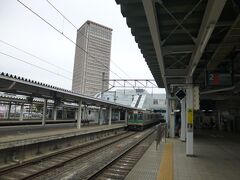 山形駅は新幹線のホームから在来線の列車を眺めることが出来ます。鉄道ファンには嬉しい光景です。