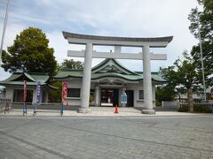 「光禅寺」をあとにしてお昼ご飯に向かう途中、「諏訪神社」の前を通りました。大きな鳥居、美しい社殿とも近年再建されたようで、新しいもののように感じました。