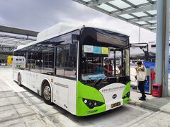 ようやくバスが来ました。10分程の乗車で外港客運碼頭に到着。ここから各ホテル行きの無料シャトルバスが出ているので、とりあえず中心地にある新葡京酒店(Grand Lisboa Hotel)行きのバスに乗ります。急いで乗り換えたので外港の写真はありません。