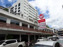 少し道に迷ったものの，「ソンブーン」の本店に行き着きました