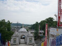 明治時代の廃仏毀釈運動で歴史的遺産を失った寺院は多いが、最上稲荷は今でも神仏習合の形態を残しています。妙教寺本堂や客殿をはじめ数々の建物が登録有形文化財になっており、広大な敷地には古いものと新しいものが混在、融合しています