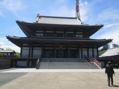 増上寺拝殿　浄土宗鎮西派の大本山、創建は1393年、開基は浄土宗第八祖酉誉聖聡上人、本尊は阿弥陀如来像です。表門の大門を潜ると日比谷通りの前に大きな国重文の三解脱門がある。門を潜ると聖観世音菩薩像、グラント松（米国第十八代大統領グラントお手植えの松）、仏足石、魚供養の碑、詠唱発祥の碑、鐘楼（梵鐘は1673年鋳造、高さ3M、重さ15トンの大鐘で、時の鐘として庶民に親しまれていました）、水盤舎（甲府宰相綱重の霊廟にあったものを現在地に移築）等があります。南に黒門（増上寺庫裏の表門で都指定有形文化財の旧方丈門）、旧台徳院霊廟惣門があります。東に戻って、経蔵、慈雲閣、熊野神社、西向観世音菩薩像を見ます。千躰子育て地蔵菩薩（施主奉納）を通り徳川家墓所まえにある鋳抜門（第六代将軍家宣宝塔前の旧中門）に到着。墓所見学はスキップして次回再訪時に見学。このあと安国殿（徳川家康の像、黒本尊を祀る殿）、拝殿、光摂殿に寄る