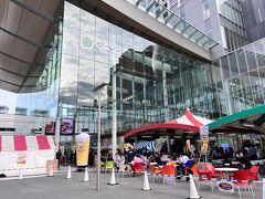 ご飯を調達しに駅前までお散歩。
駅周辺は再開発中。道幅も広く歩きやすい、
この日はクラフトビールフェスで盛り上がっていました。
仲間に入りたいのですが、、、
私は下戸なんで、大人の楽しみ方できません。、、、

