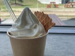 次に向かった先は「美瑛放牧酪農場」
ここのソフトクリームが美味しいとの情報で、行ってきました。

14時ごろに着いたのですが、残念ながらワッフルコーンは完売していました。
なのでカップで。。。少しだけ付いてるワッフルがすっごく美味しくてびっくり！！

ここは早い時間に来て、ワッフルコーンでソフトクリームを食べることを強くおすすめしますw   カップより100円高いですが、その価値ありだと思います！