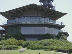日本平は標高307メートル。そこから見る富士山や三保松原は絶景との評判です。
だから夢テラスは360度の眺望を意識したデザイン。

入館は無料で9時から17時まで。ただし、土曜日は21時まで開館。第２火曜日は休館なので要注意です。
