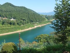 立地は赤谷湖の畔

露天風呂からは赤谷湖が一望できました


・・・が､さすがに露天風呂にカメラは持ち込めないので建物の中の階段から湖をパチリさせていただきました