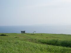 10：55の船で中通島へ向かう予定だったのですが、少し時間があったので、小値賀島から橋を渡った斑島のポットホールへ行ってみました。
宿から車で10分くらい。
小値賀港が小値賀島の東の端、こちらは西の端のイメージです。
サンセットスポットでもあるらしい。